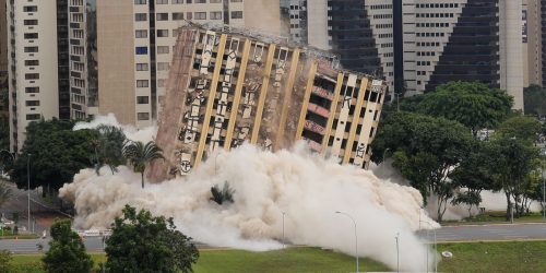 Tradicional hotel de luxo é implodido no centro de Brasília Imagem referente a Tradicional hotel de luxo é implodido no centro de Brasília
