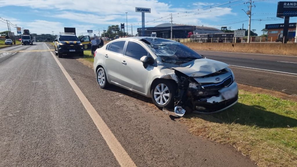 Motorista bate contra caminhão na marginal da BR-277, em Cascavel