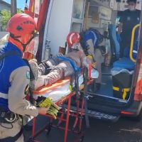 Durante pintura, homem encosta em fios e sofre descarga elétrica no Bairro Guarujá Imagem referente a Durante pintura, homem encosta em fios e sofre descarga elétrica no Bairro Guarujá