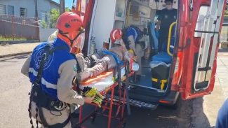 Durante pintura, homem encosta em fios e sofre descarga elétrica no Bairro Guarujá