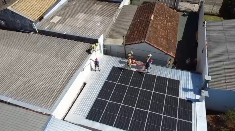 Imagens aéreas mostram como foi o resgate de pintor que sofreu descarga elétrica no Guarujá