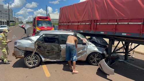 Motorista capota Corolla e atinge carreta estacionado no Florais do Paraná Motorista capota Corolla e atinge carreta estacionado no Florais do Paraná