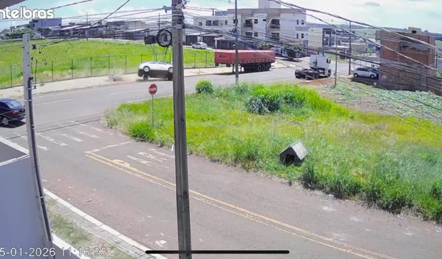 Câmera registra carro capotando e atingindo carreta violentamente