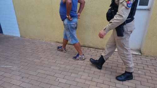 Mulher denuncia marido após ser ameaçada de morte com barra de ferro em Cascavel Mulher denuncia marido após ser ameaçada de morte com barra de ferro em Cascavel