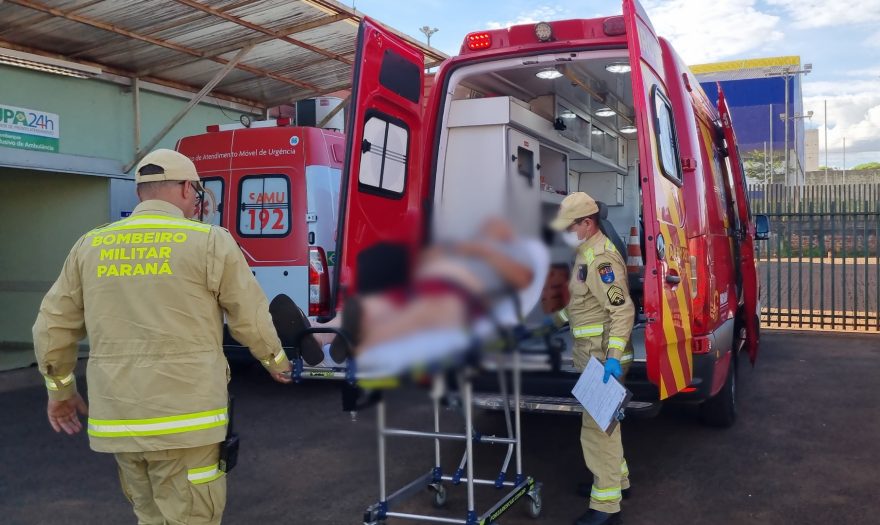 Homem de 50 anos fica ferido após cair de caminhão em posto de combustíveis na BR-277