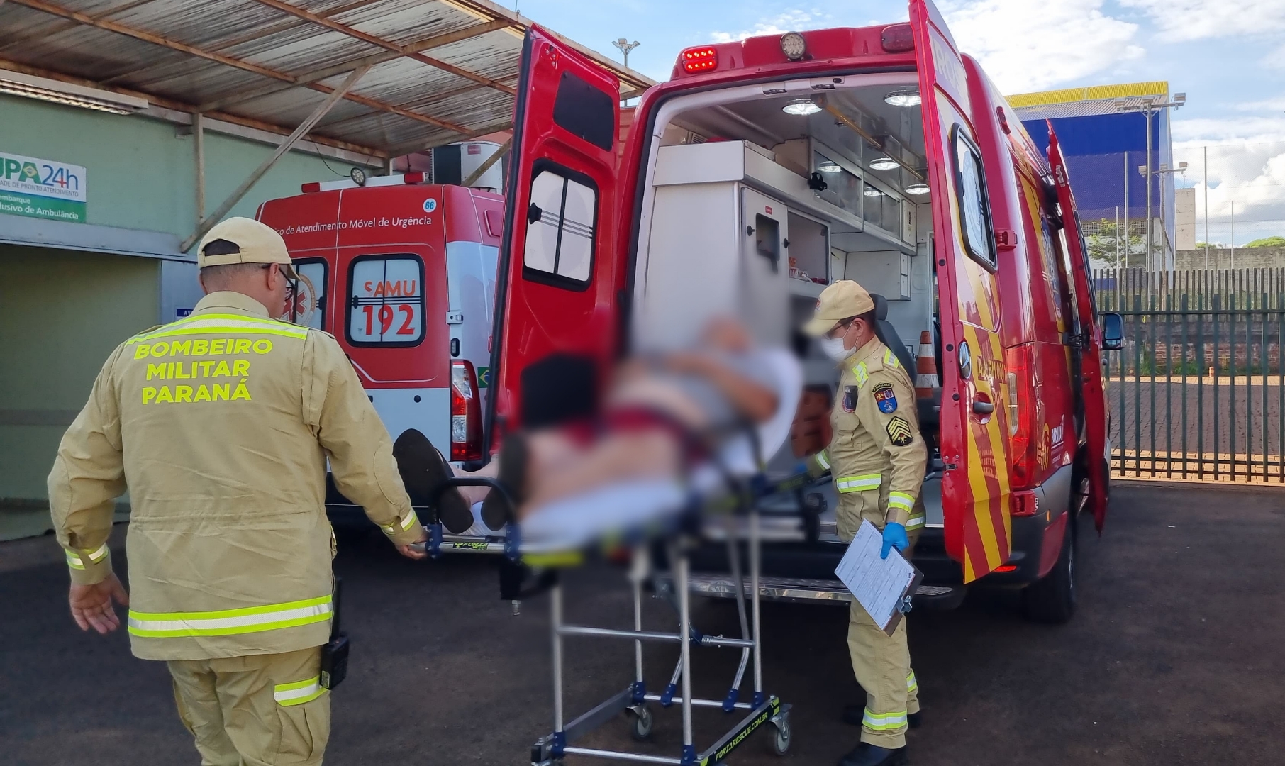 Homem de 50 anos fica ferido após cair de caminhão em posto de combustíveis na BR-277