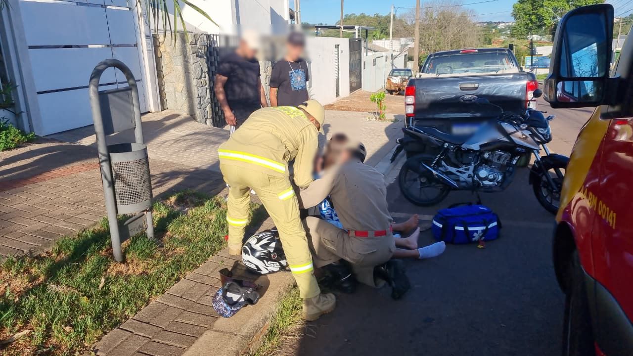 Casal fica ferido após colisão entre moto e HB20 em Cascavel