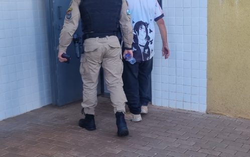 Mãe flagra vendedor de doces filmando filha e homem acaba detido pela PM em Cascavel Mãe flagra vendedor de doces filmando filha e homem acaba detido pela PM em Cascavel