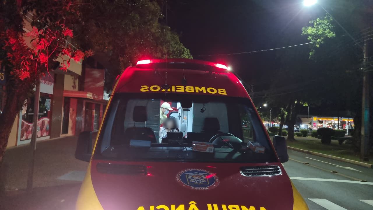 Motociclista fica ferida ao escorregar em pó de vidro no Centro de Cascavel
