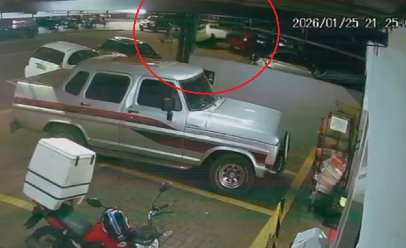 Câmera flagra Gol tombado após atingir carro estacionado no Guarujá