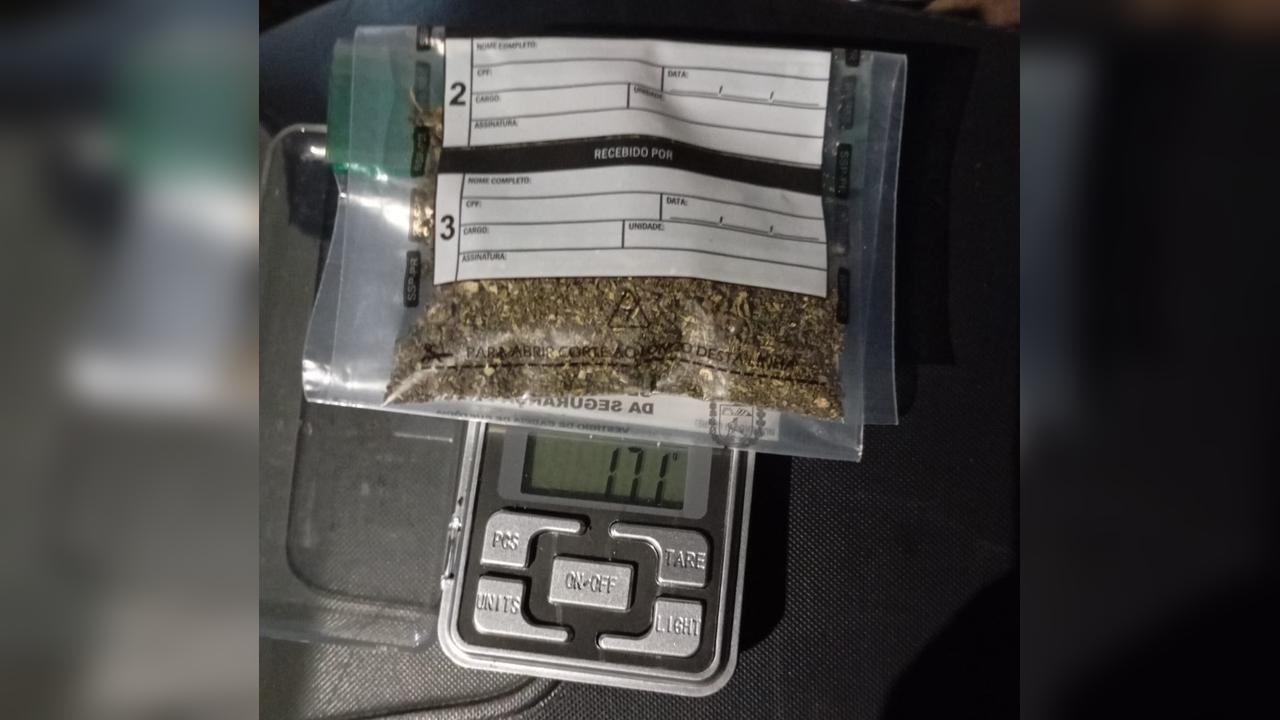 ROCAM apreende maconha com mulher em residência no bairro Interlagos, em Cascavel