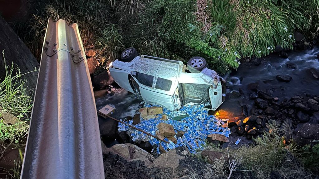 PRF dá detalhes sobre perseguição que terminou com carro carregado com cigarros caindo de ponte, em Candói