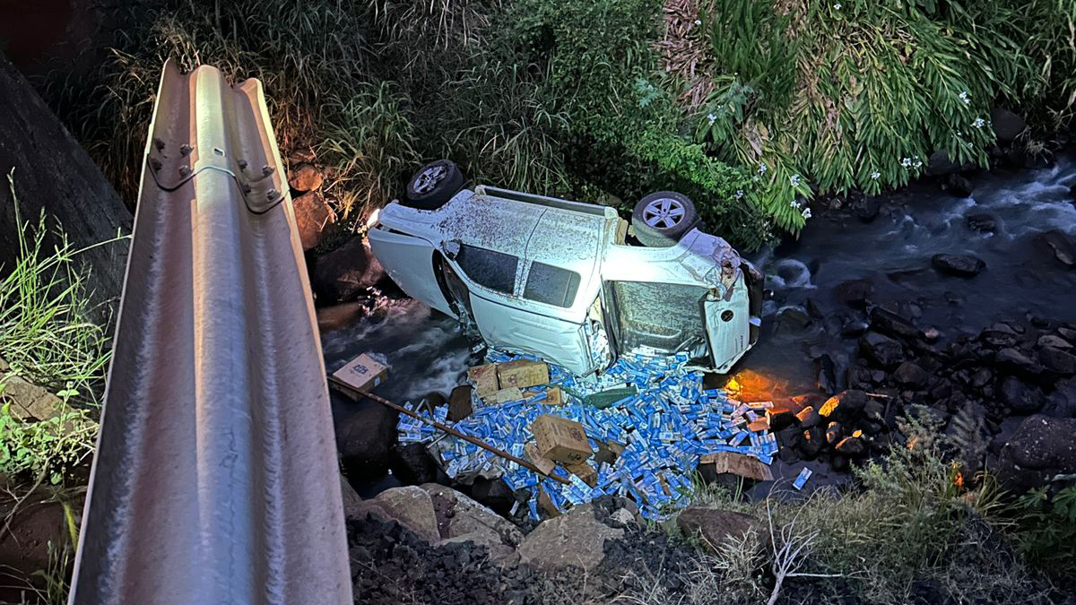 PRF dá detalhes sobre perseguição que terminou com carro carregado com cigarros caindo de ponte, em Candói