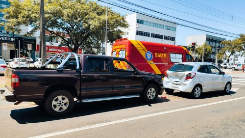 Acidente entre S10 e Ka é registrado na Avenida Brasil Acidente entre S10 e Ka é registrado na Avenida Brasil