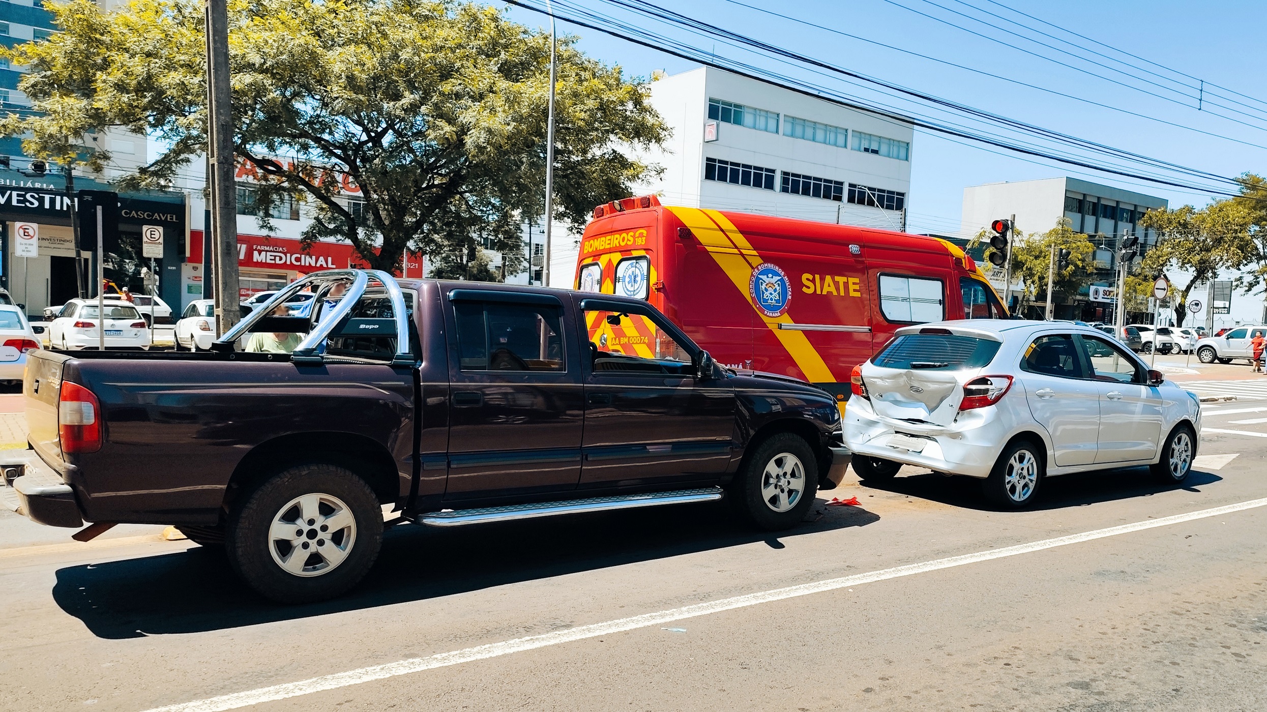 Acidente entre S10 e Ka é registrado na Avenida Brasil