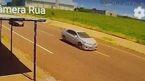 Novas imagens revelam velocidade de Corolla antes de pancada violenta contra caminhão Novas imagens revelam velocidade de Corolla antes de pancada violenta contra caminhão