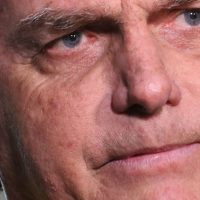 Moraes pede relatório de visitas e rotina de Bolsonaro na prisão Imagem referente a Moraes pede relatório de visitas e rotina de Bolsonaro na prisão