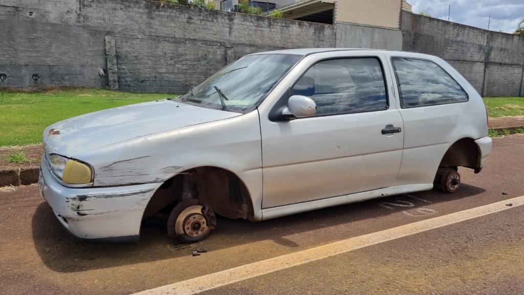 Carro depenado é encontrado abandonado na marginal da PRc-467, em Cascavel