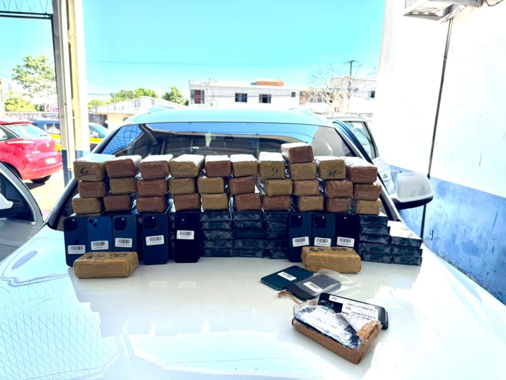 Motorista de carro de luxo preso com 233 iPhones na BR-277 tem fiança fixada em R$ 100 mil