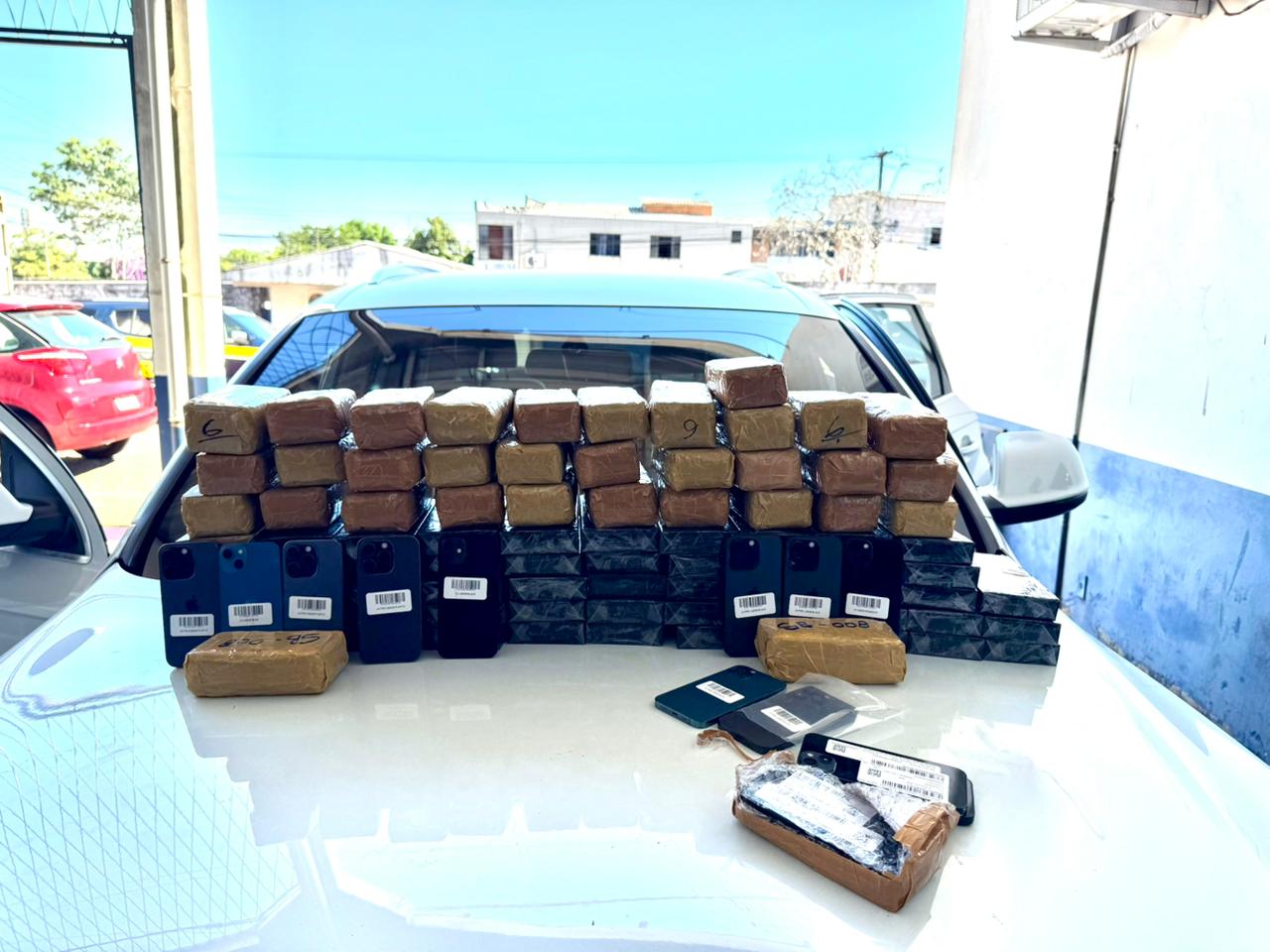 Motorista de carro de luxo preso com 233 iPhones na BR-277 tem fiança fixada em R$ 100 mil