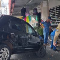 Carro invade loja após acidente no bairro Santa Cruz, em Cascavel Imagem referente a Carro invade loja após acidente no bairro Santa Cruz, em Cascavel
