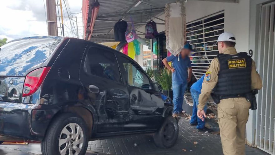 Carro invade loja após acidente no bairro Santa Cruz, em Cascavel