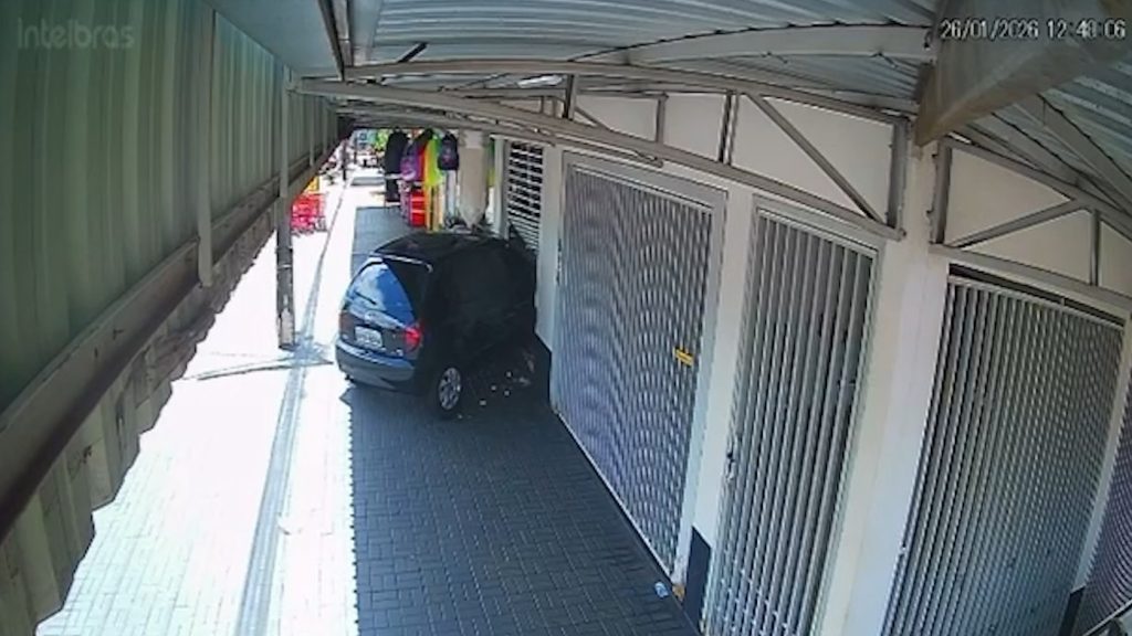 Câmeras registram momento em que Celta invade loja após acidente no bairro Santa Cruz