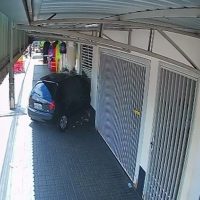 Câmeras registram momento em que Celta invade loja após acidente no bairro Santa Cruz Imagem referente a Câmeras registram momento em que Celta invade loja após acidente no bairro Santa Cruz