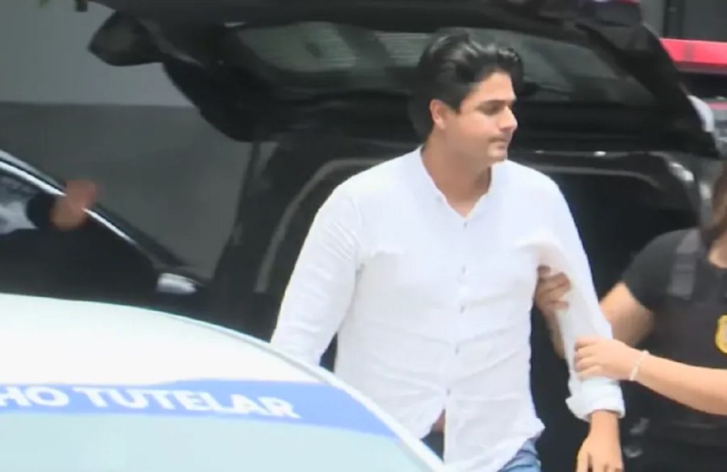 Cantor filmado agredindo a esposa se entrega à polícia e é preso Cantor filmado agredindo a esposa se entrega à polícia e é preso