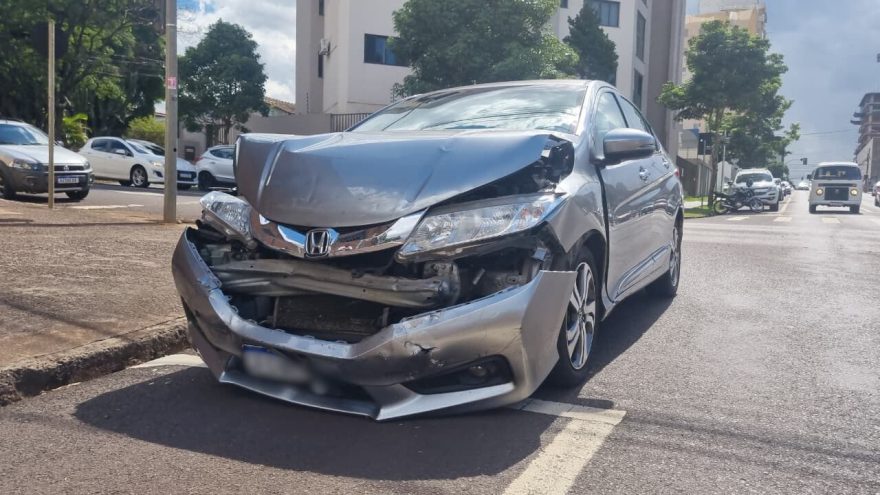 Honda City e Fiat Strada batem no cruzamento das Ruas Nereu Ramos e Recife, no Centro