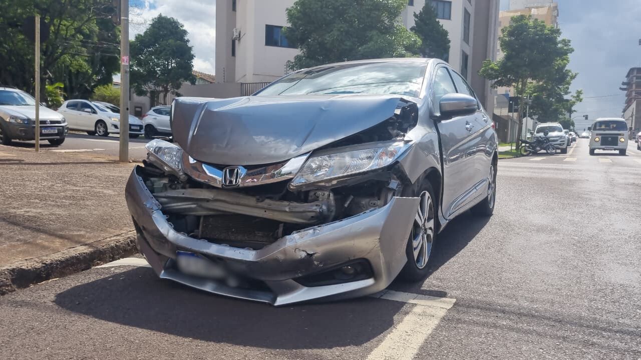 Honda City e Fiat Strada batem no cruzamento das Ruas Nereu Ramos e Recife, no Centro