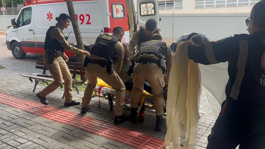 Morador de rua agitado causa transtornos em comércio e PM e SAMU são acionados