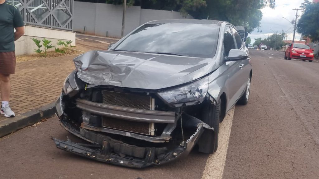 Caminhão e HB20 protagonizam forte colisão no Bairro Neva