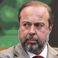 Ministro cobra solução para vazamento de água em minas da Vale Imagem referente a Ministro cobra solução para vazamento de água em minas da Vale