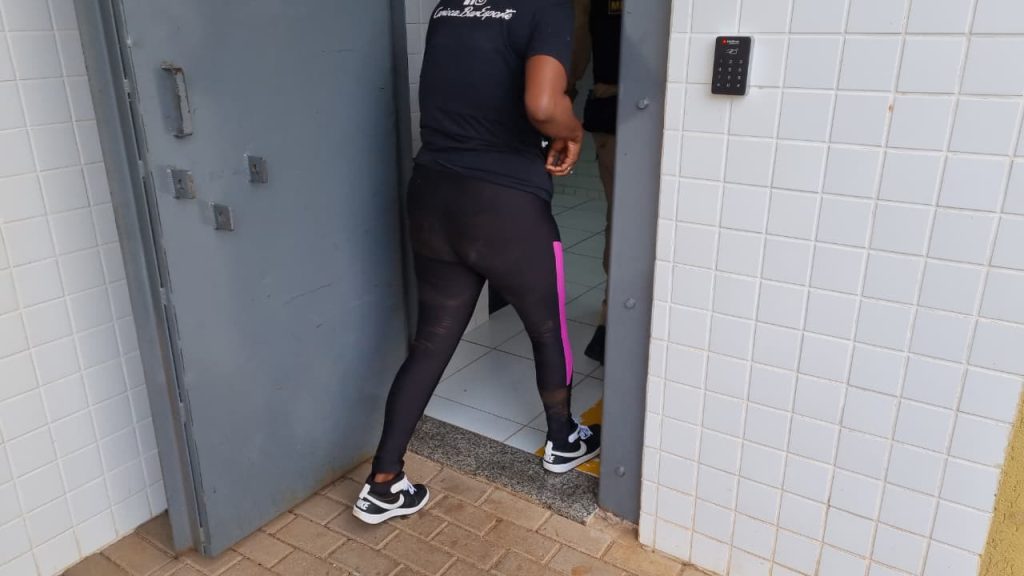 Anabolizantes, celulares e haxixe: Abordagem na Rodoviária termina com mulher detida