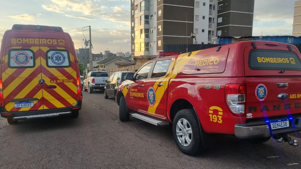 Menino de 3 anos fica ferido ao escorregar em piso de apartamento na Neva Menino de 3 anos fica ferido ao escorregar em piso de apartamento na Neva