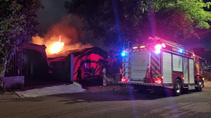 Casa fica parcialmente destruída após incêndio no bairro Floresta