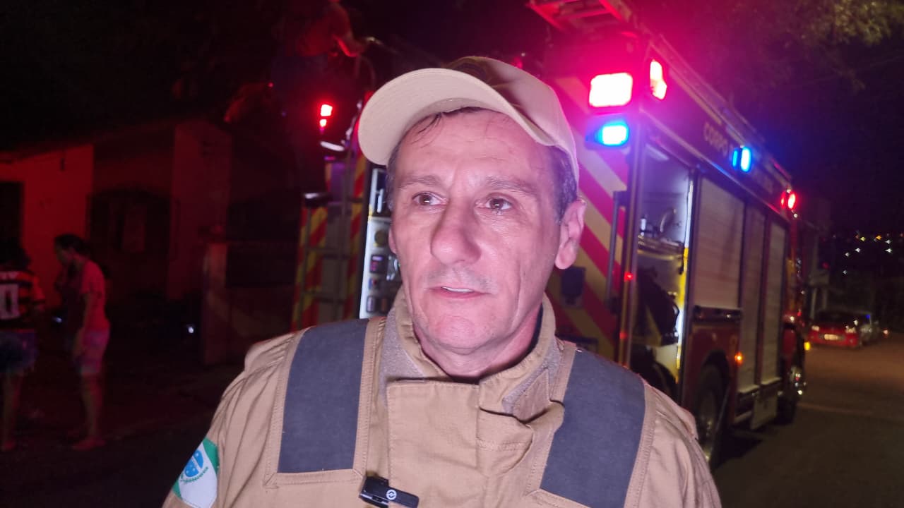 "Quase que totalmente destruída", diz subtenente dos Bombeiros sobre casa que pegou fogo no Floresta