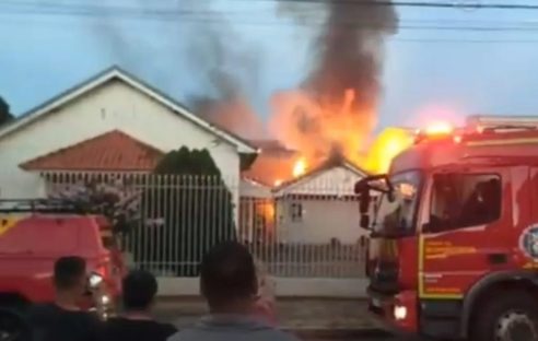 Templo pega fogo e mobiliza bombeiros em Apucarana