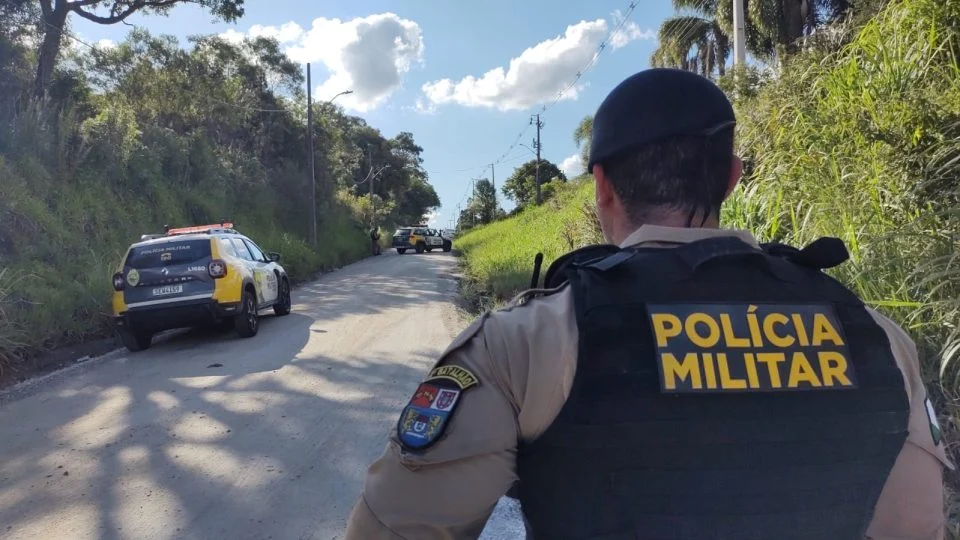 Discussão vira execução: marido mata esposa a tiros dentro do carro e tenta suicídio Imagem referente a Discussão vira execução: marido mata esposa a tiros dentro do carro e tenta suicídio