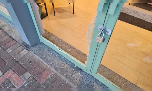 Ladrão de capuz azul invade loja de beleza e leva dinheiro e perfumes no centro de Apucarana