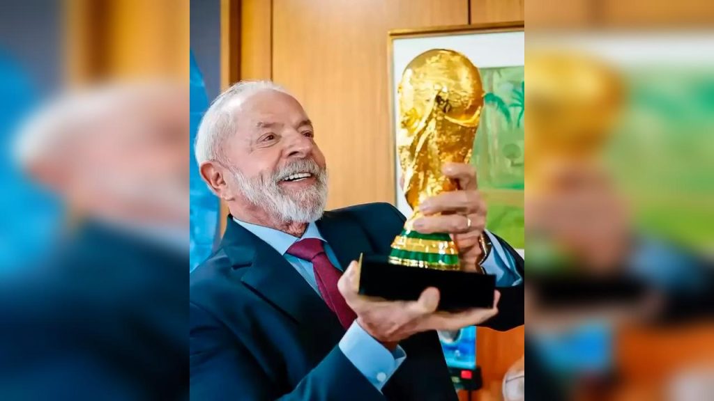 Lula levanta a taça da Copa do Mundo e pede à FIFA Mundial de Clubes de 2029 no Brasil