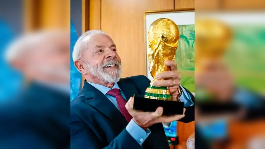 Lula levanta a taça da Copa do Mundo e pede à FIFA Mundial de Clubes de 2029 no Brasil