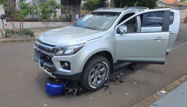 Imagem referente a Adolescente escapa por pouco de tragédia após colisão entre bike elétrica e caminhonete