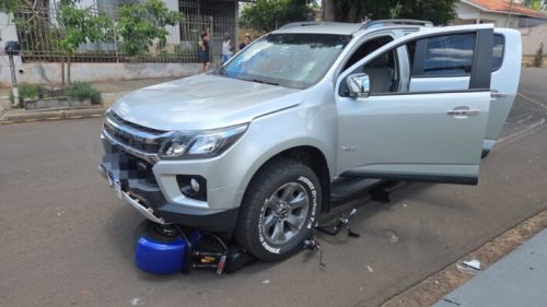 Adolescente escapa por pouco de tragédia após colisão entre bike elétrica e caminhonete Imagem referente a Adolescente escapa por pouco de tragédia após colisão entre bike elétrica e caminhonete