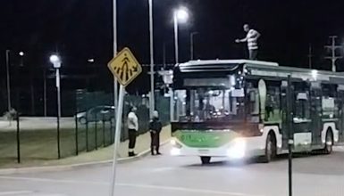 Imagem referente a Homem sobe em cima de ônibus, grita por socorro e mobiliza forças de segurança no Terminal Oeste