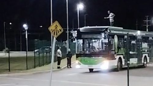 Homem sobe em cima de ônibus, grita por socorro e mobiliza forças de segurança no Terminal Oeste Homem sobe em cima de ônibus, grita por socorro e mobiliza forças de segurança no Terminal Oeste