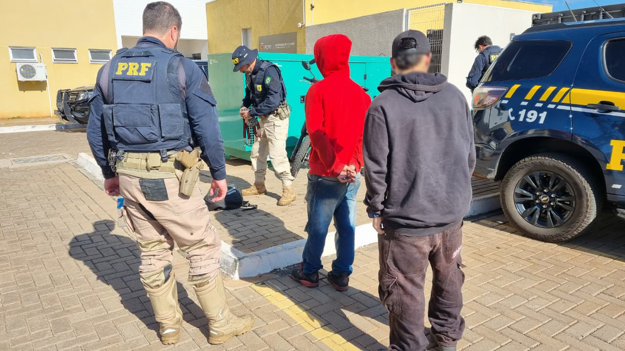 Adolescentes são conduzidos à delegacia após tentativa de fuga e apreensão de maconha na BR-277, em Cascavel
