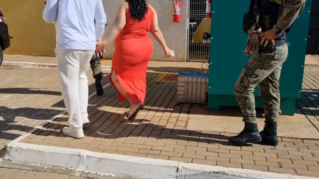 Casal de estrangeiros e funcionária de UBS são conduzidos à delegacia após suposto desacato em Cascavel