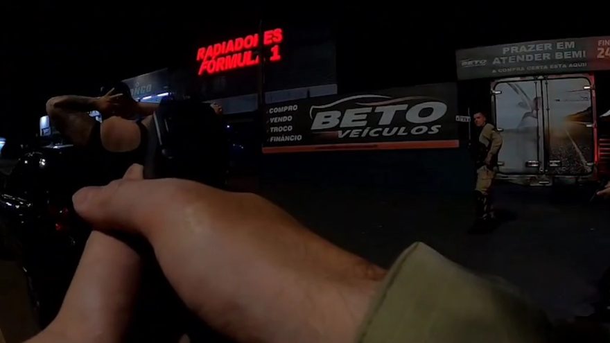 Câmera corporal de policial registra perseguição e abordagem que terminou em prisão por tráfico em Cascavel